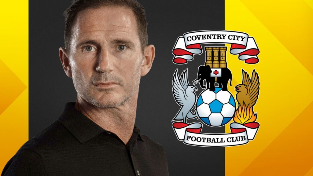 Callum Thomas et Jamie Torp signant des contrats