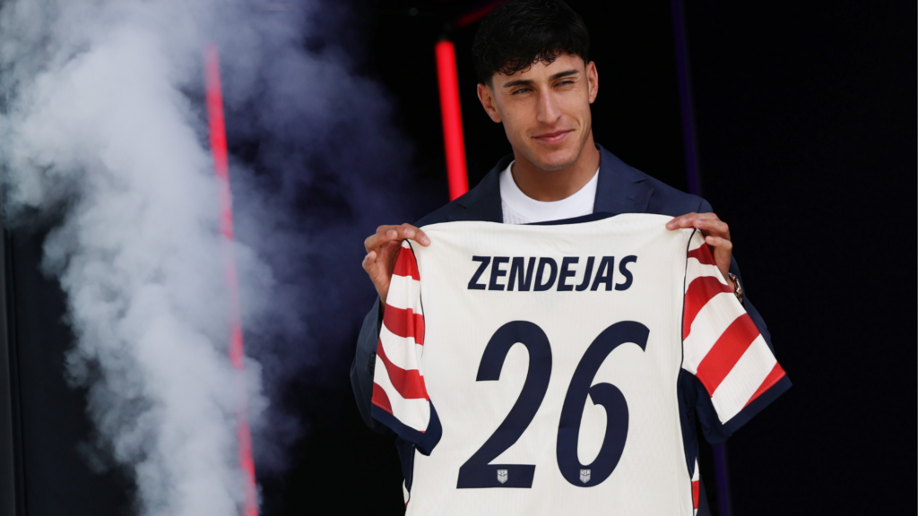 Alex Zendejas en maillot du Club America en plein match