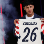 Alex Zendejas en maillot du Club America en plein match