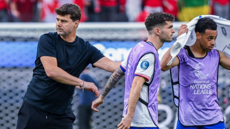 Mauricio Pochettino entraîneur au bord du terrain