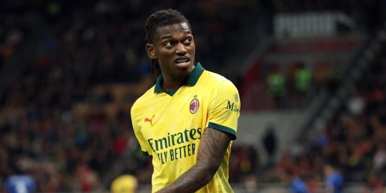 Rafael Leao sur le terrain de football avec le maillot de l'AC Milan