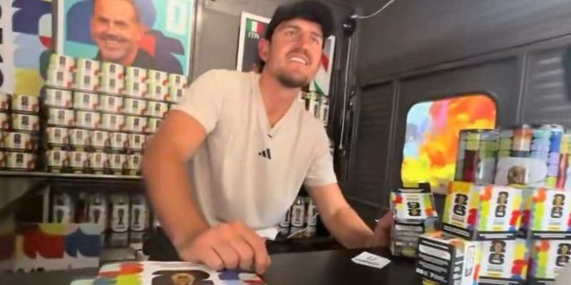 Harry Maguire vendant des figurines à New York