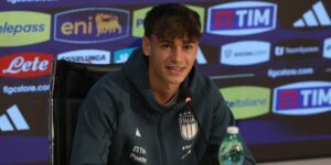 Niccolò Pisilli, jeune milieu de terrain de l'AS Roma, s'exprimant lors d'un rassemblement avec la sélection italienne.