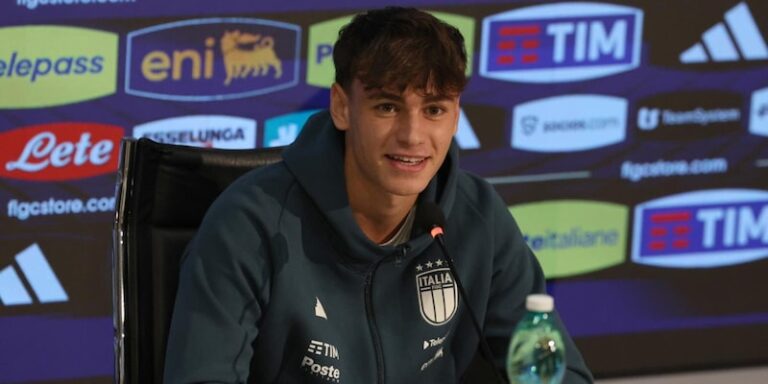 Niccolò Pisilli, jeune milieu de terrain de l'AS Roma, s'exprimant lors d'un rassemblement avec la sélection italienne.