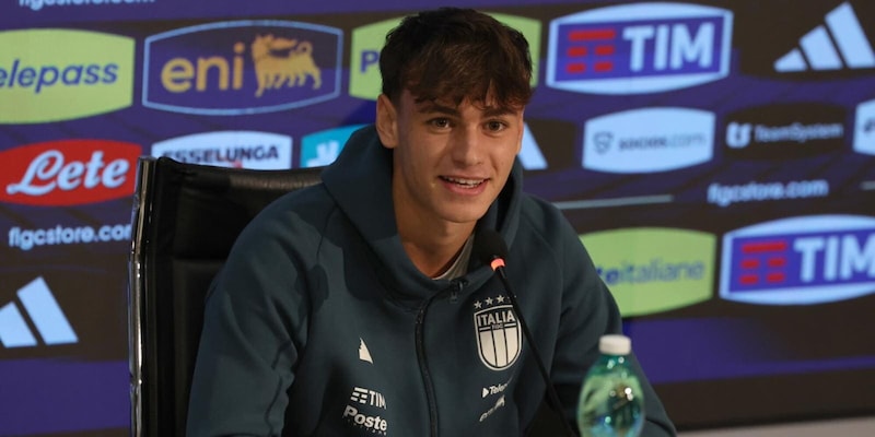 Niccolò Pisilli, jeune milieu de terrain de l'AS Roma, s'exprimant lors d'un rassemblement avec la sélection italienne.