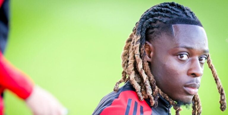 Jérémy Doku face à un choix crucial entre le Mondial et sa famille
