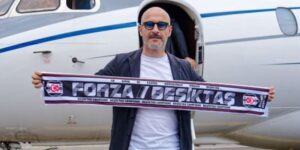 Vincenzo Italiano posant avec l'écharpe du Besiktas