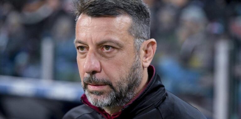 Roberto D'Aversa saluant les supporters du Torino après un match