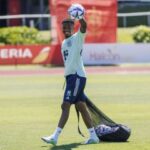 Ansu Fati et Luis Enrique s'entraînant intensément sur un terrain de football