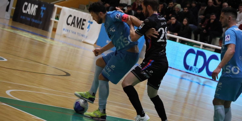 Des joueurs de futsal en pleine action sur le terrain lors d'un match de Serie A KINTO.