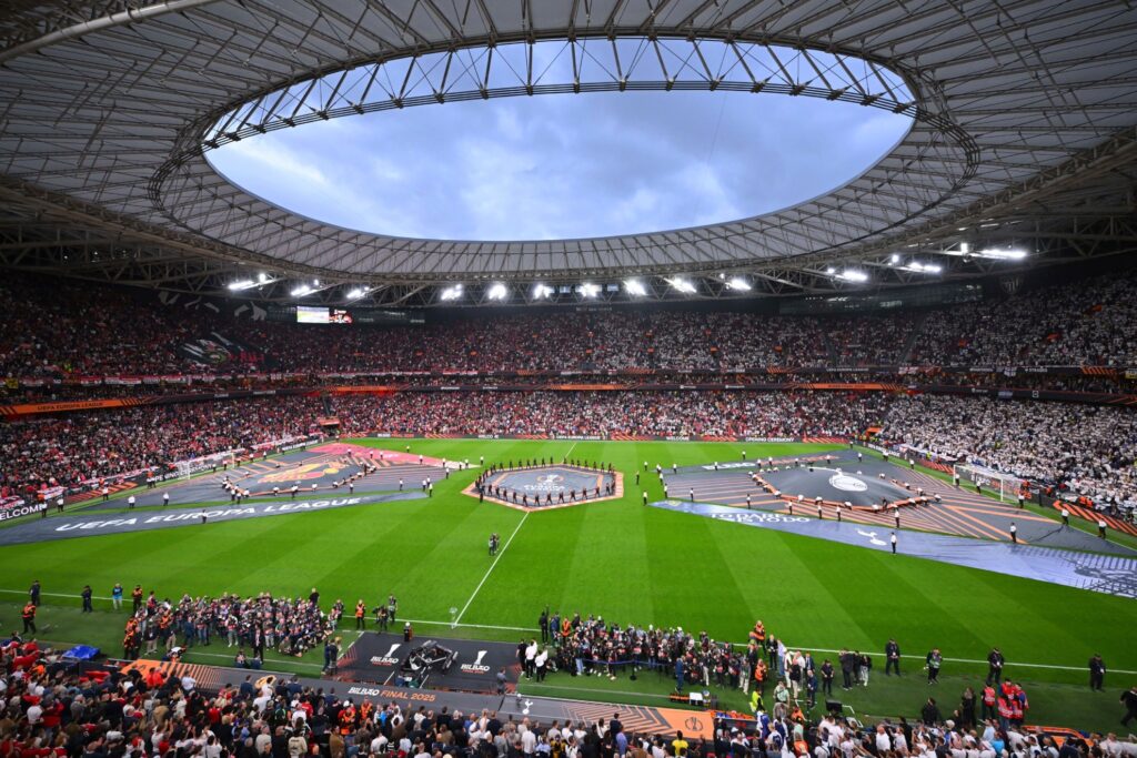 Vue extérieure du stade San Mamés de l'Athletic Bilbao, montrant son architecture moderne.