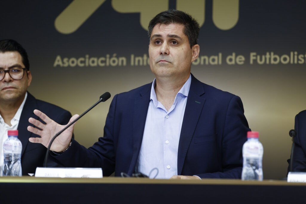 Logo de LaLiga et de l'AFE face à face symbolisant un conflit.