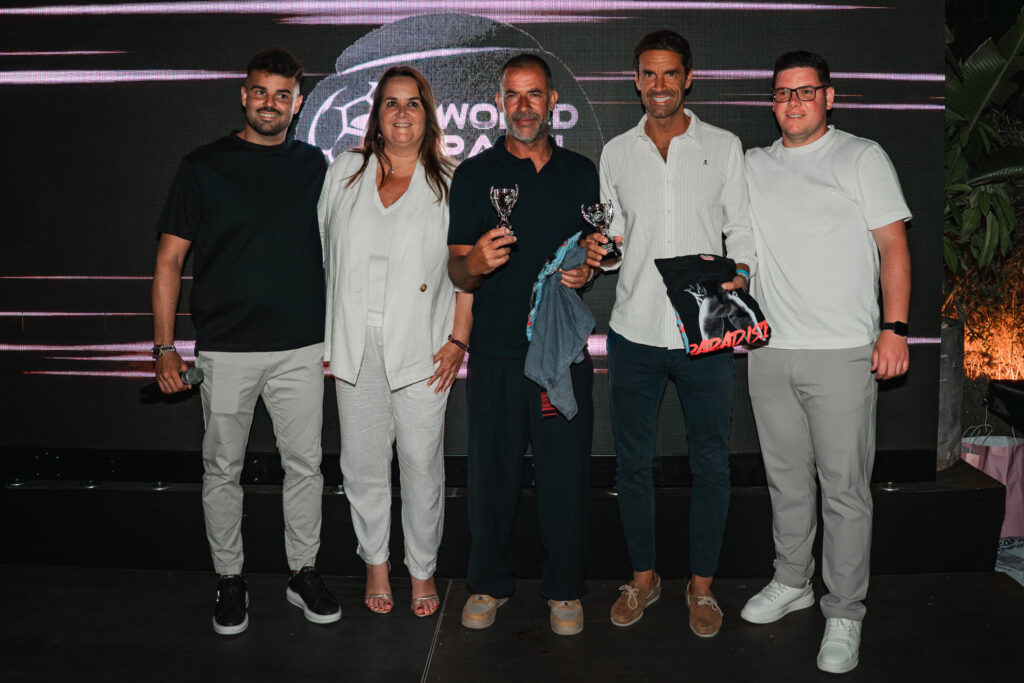 Des joueurs de football et de padel célébrant une victoire sur un terrain de padel, fusionnant les deux sports.