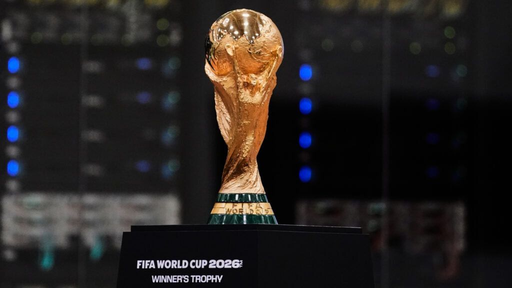 Logo de la FIFA avec le trophée de la Coupe du Monde.