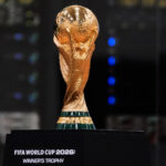 Logo de la FIFA avec le trophée de la Coupe du Monde.
