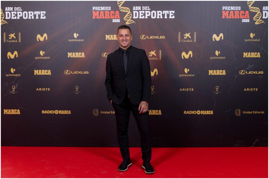 Keko Martínez présentant son livre "Capital Trascendente" lors d'une gala