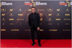 Keko Martínez présentant son livre "Capital Trascendente" lors d'une gala