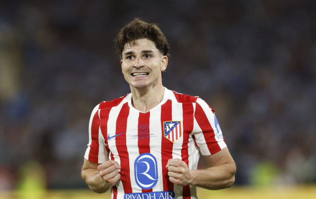 Julián Álvarez, maillot de l'Atlético de Madrid en arrière-plan