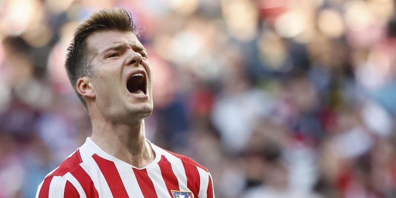Alexander Sorloth célébrant un but, avec un maillot de la Juventus en arrière-plan
