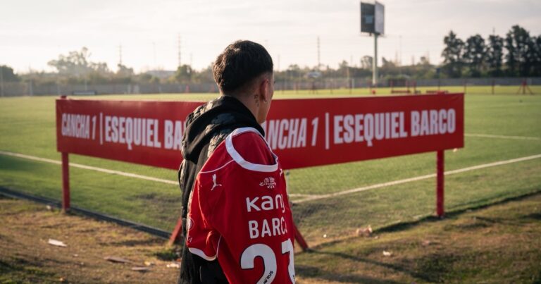 Malik Sarr célébrant un but avec le maillot de Génération Foot