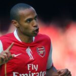 Thierry Henry célèbre un but, bras levés