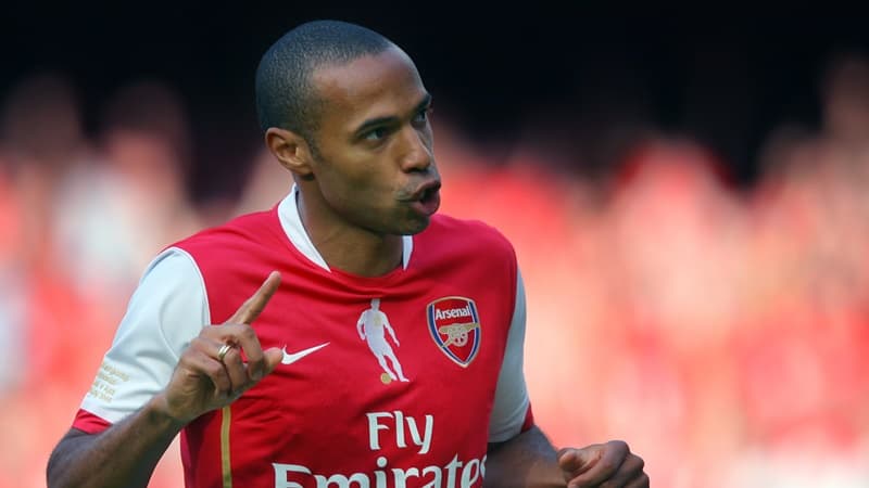 Thierry Henry célèbre un but, bras levés
