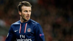 David Beckham en maillot PSG saluant supporters.