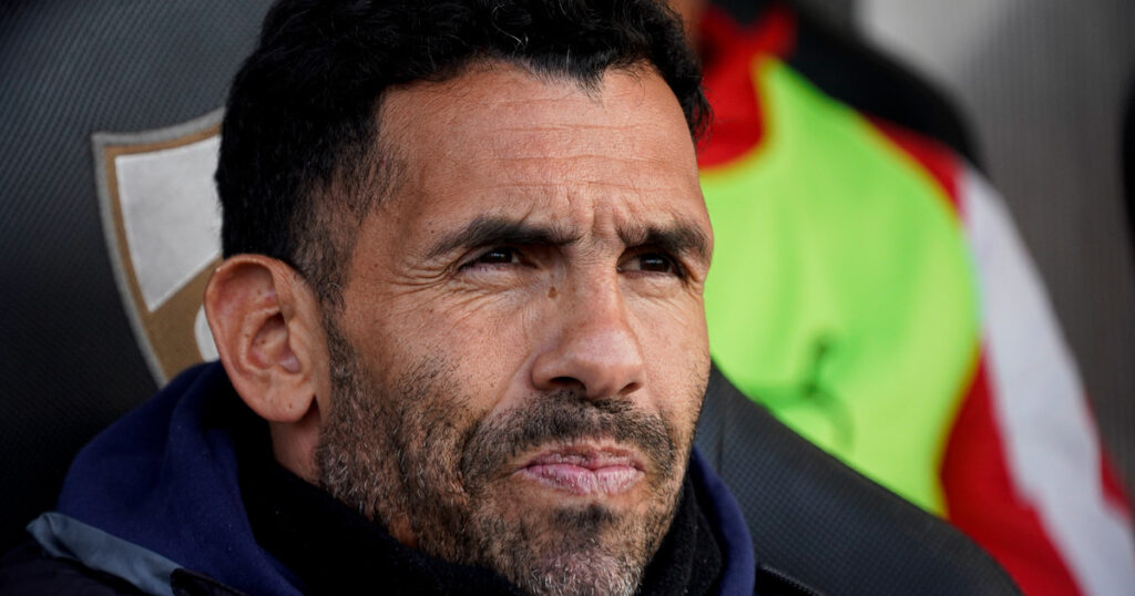 Carlos Tevez en train de discuter avec un dirigeant de club