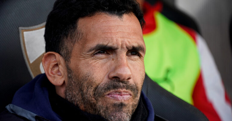 Carlos Tevez en train de discuter avec un dirigeant de club