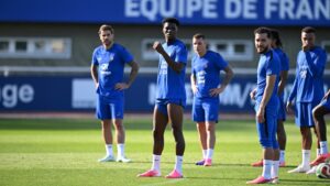 Joueurs de l'Équipe de France en réunion avec Philippe Diallo