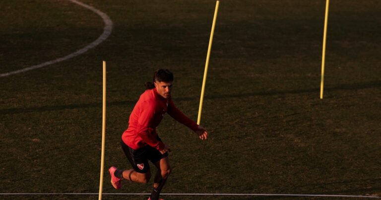 Fernando Malcorra, joueur de football, portant le maillot d'Independiente, sur le point de quitter le terrain.