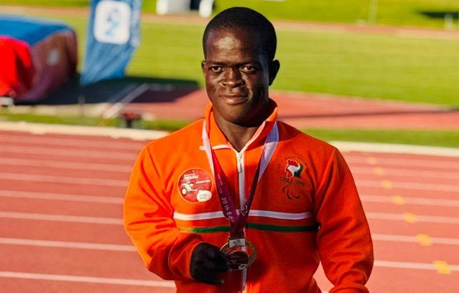 Duffin Benian Richard brandissant sa médaille d'or, symbolisant l'excellence sportive ivoirienne.
