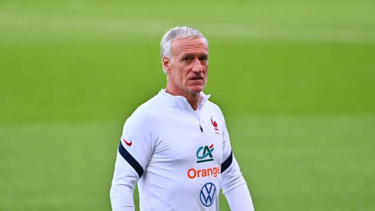 Didier Deschamps en conférence de presse, un regard déterminé devant le logo de la FFF.