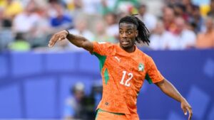 Elye Wahi, maillot de la Côte d'Ivoire, célébrant un but lors d'un match de la Coupe du Monde.