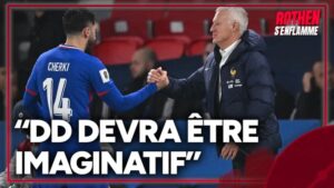Rayan Cherki en maillot de l'Équipe de France sur le terrain.