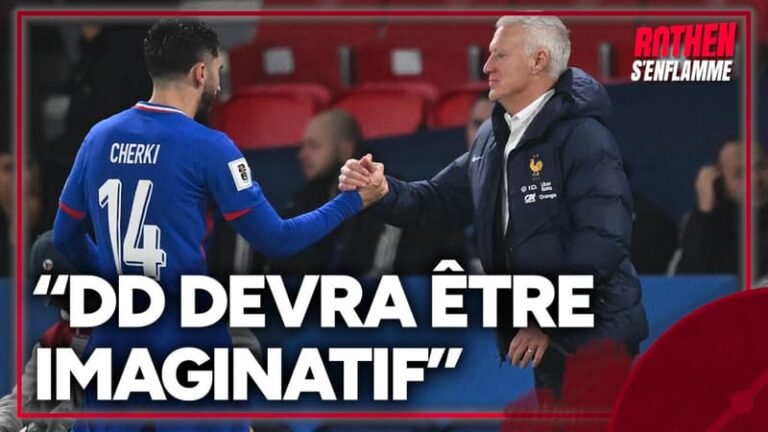 Rayan Cherki en maillot de l'Équipe de France sur le terrain.