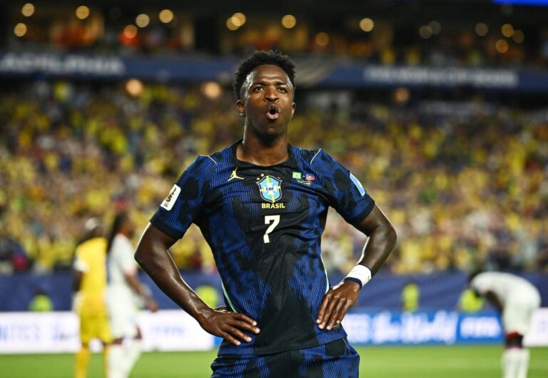 Célébration de but de l'équipe du Brésil lors du Mondial 2026, avec des joueurs marocains en arrière-plan