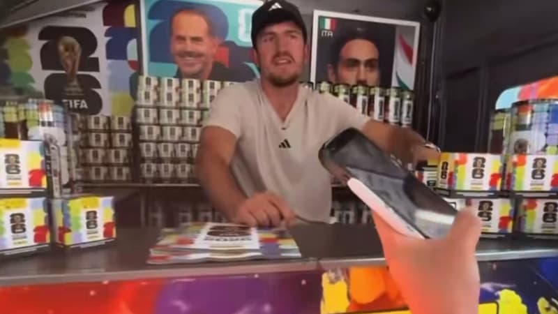 Harry Maguire distribuant des vignettes Panini à New York après sa non-sélection au Mondial.