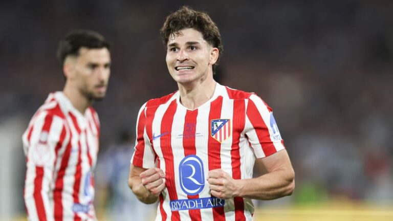 Julian Alvarez maillot Manchester City, logos Real Madrid et FC Barcelone