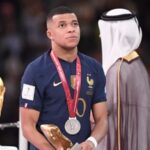 Kylian Mbappé avec le maillot de l'Équipe de France.