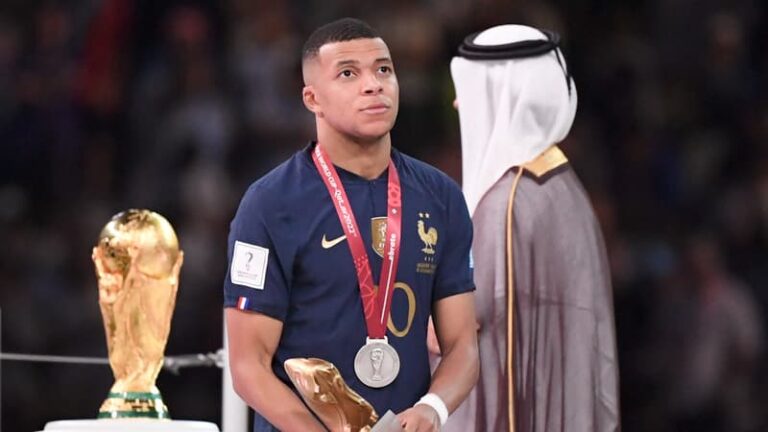 Kylian Mbappé avec le maillot de l'Équipe de France.