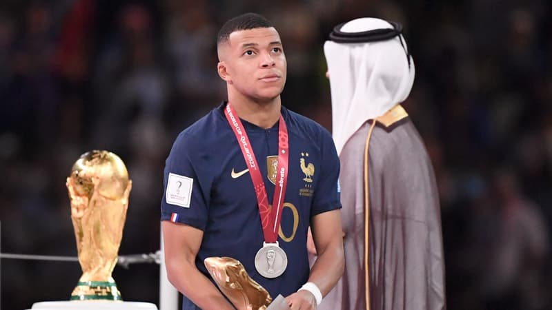 Kylian Mbappé avec le maillot de l'Équipe de France.