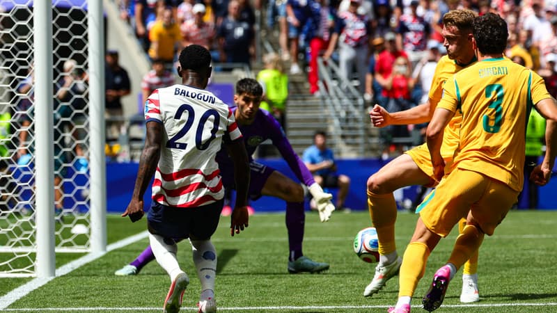 Défenseur en action, balle finissant dans son propre but lors d'un match de Coupe du Monde 2026