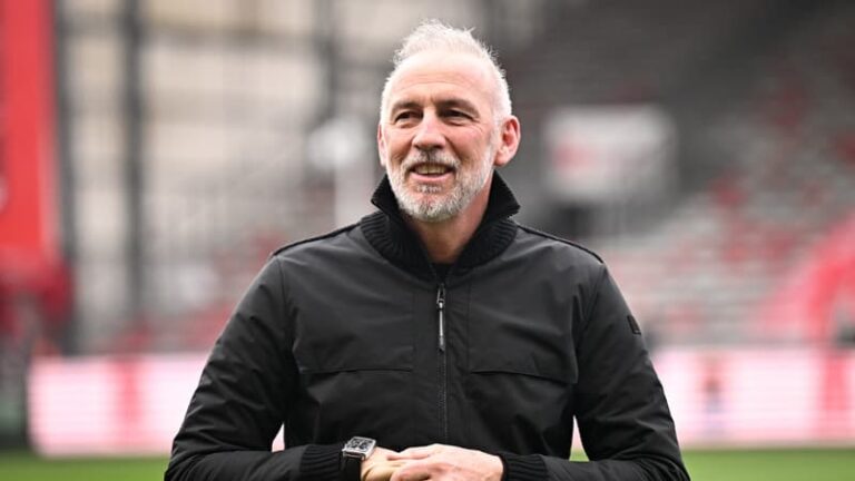 Éric Roy entraîneur sur le banc de touche