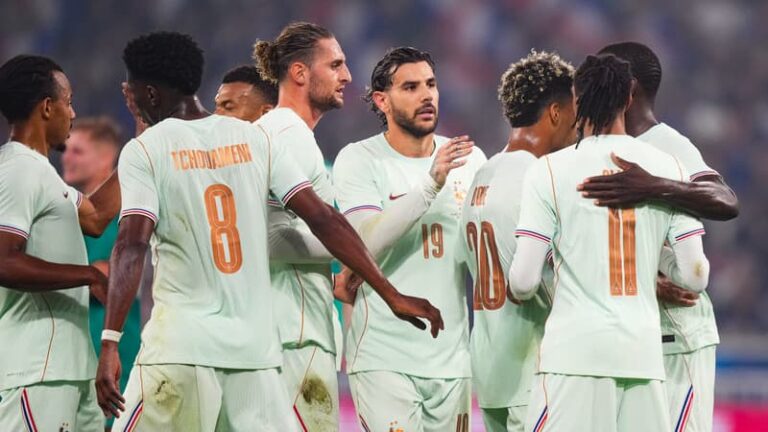 Maillot extérieur vert menthe de l'Équipe de France de football sur un étalage vide