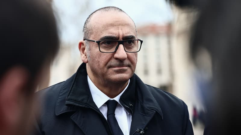 Forces de l'ordre sécurisant une foule de supporters de football