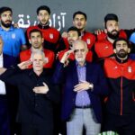 Drapeau iranien et américain sur un terrain de football du Mondial 2026