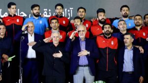 Drapeau iranien et américain sur un terrain de football du Mondial 2026