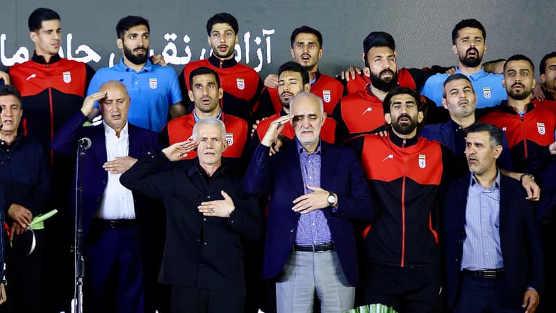 Drapeau iranien et américain sur un terrain de football du Mondial 2026