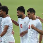 Joueurs de l'équipe d'Iran de football en discussion lors d'un entraînement